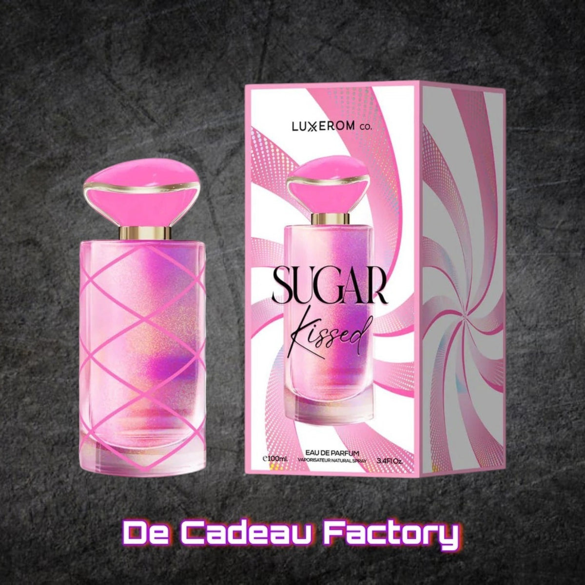 De Cadeau Factory Luxerom Sugar Kissed Eau de Parfum 100ml fles met roze dop naast de bijpassende geschenkverpakking.