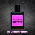 De Cadeau Factory D-Vibes Purple Eau de Parfum in een zwarte fles met een opvallend roze label tegen zwarte achtergrond
