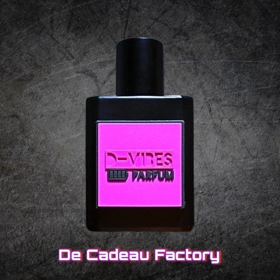 De Cadeau Factory D-Vibes Purple Eau de Parfum in een zwarte fles met een opvallend roze label tegen zwarte achtergrond