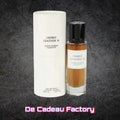 De Cadeau Factory Clive Dorris Ombre Leather 16 eau de parfum in een glazen fles met witte cilindrische verpakking