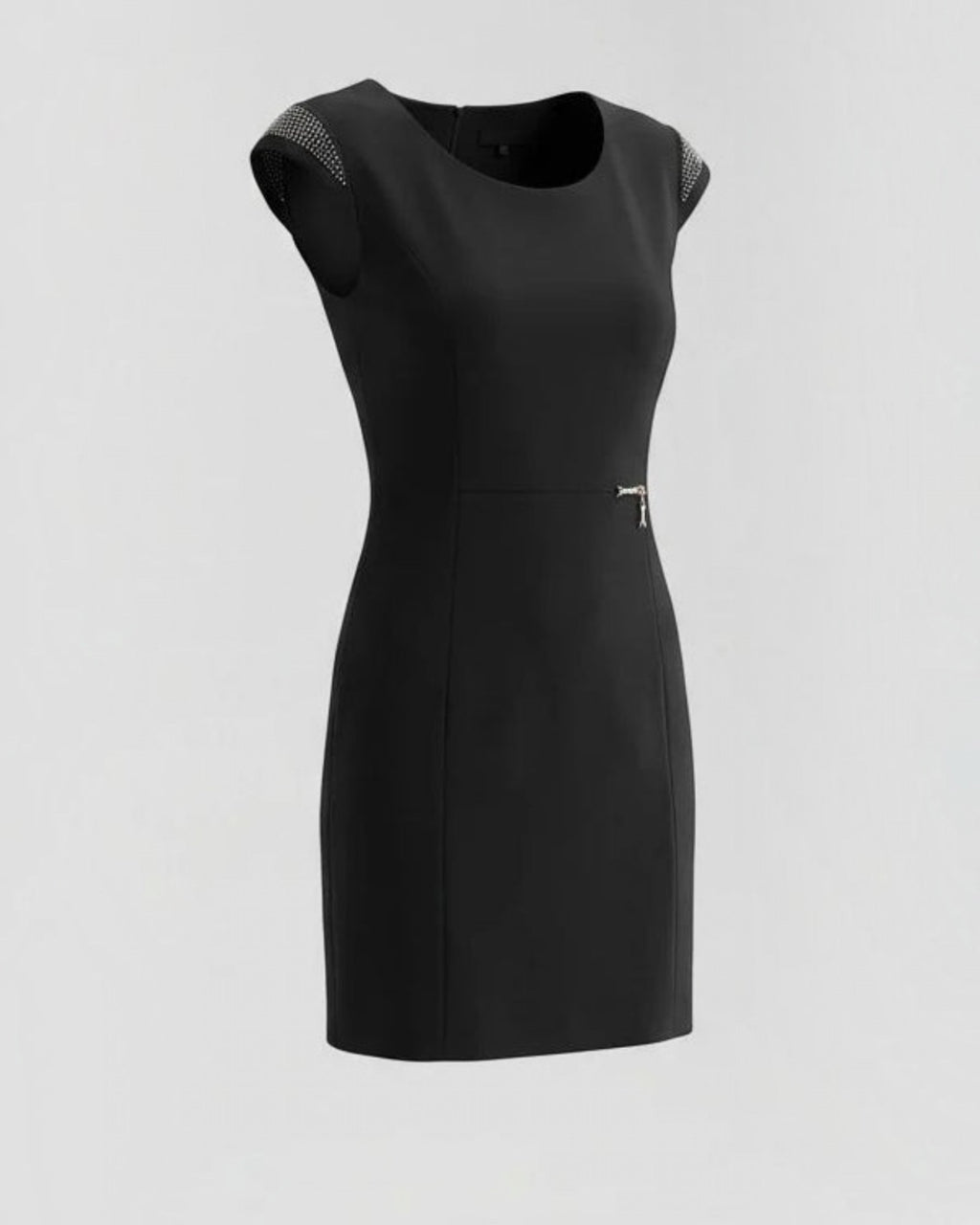 De Cadeau Factory elegante zwarte getailleerde jurk met korte mouwen, versierd met subtiele details bij de schouders.