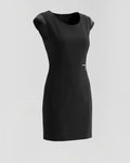 De Cadeau Factory elegante zwarte getailleerde jurk met korte mouwen, versierd met subtiele details bij de schouders.