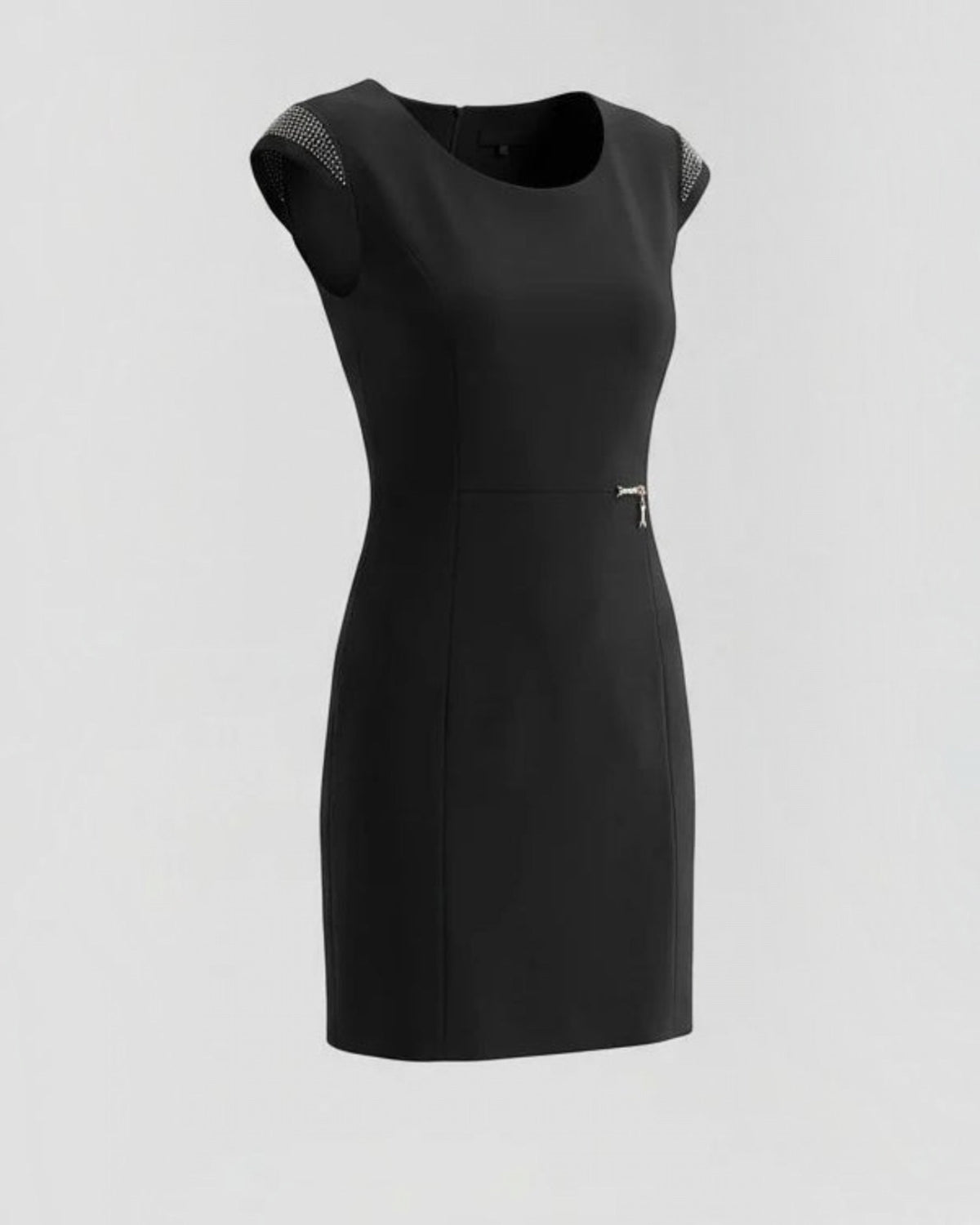 De Cadeau Factory elegante zwarte getailleerde jurk met korte mouwen, versierd met subtiele details bij de schouders.