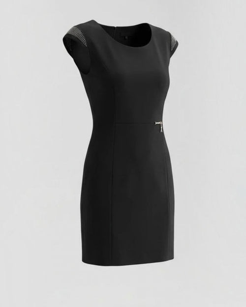 De Cadeau Factory elegante zwarte getailleerde jurk met korte mouwen, versierd met subtiele details bij de schouders.