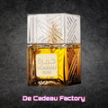 De Cadeau Factory Arabisch unisex parfum in een luxe glazen flacon met amberkleurige vloeistof en textuur in het glas.